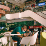 Zona de comidas y coworking en el Obelisco Centro Comercial y Empresarial
